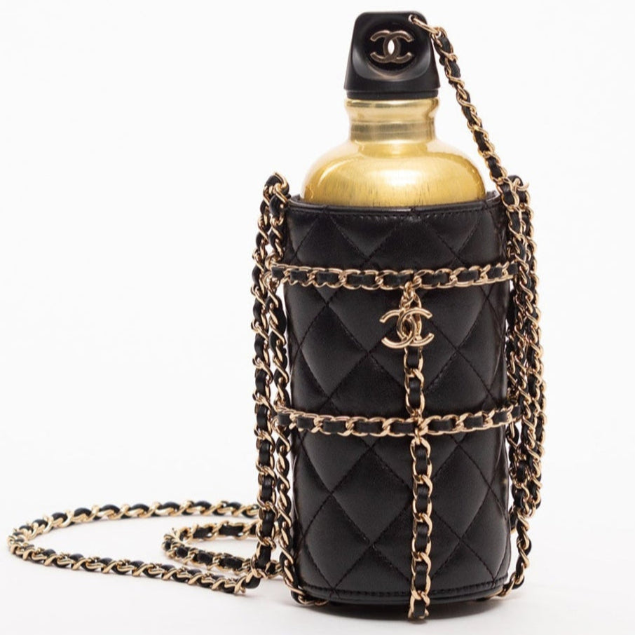 CHANEL Sac Gourde en Métal Doré et Etui Cuir d'Agneau Noir Matelassé