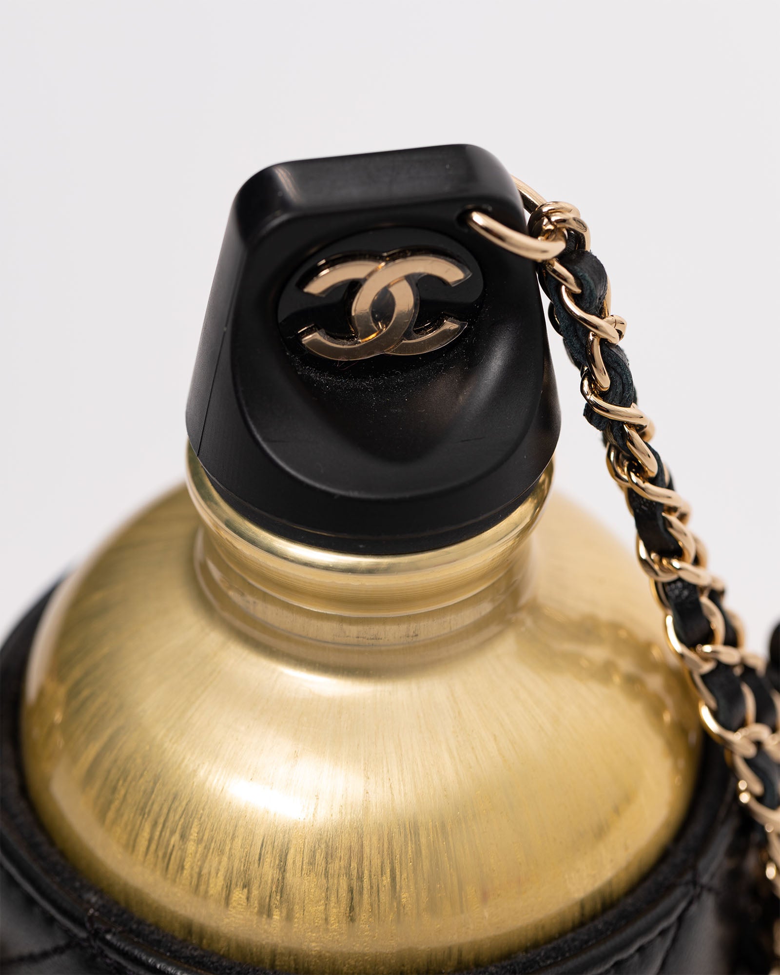 CHANEL Sac Gourde en Métal Doré et Etui Cuir d'Agneau Noir Matelassé