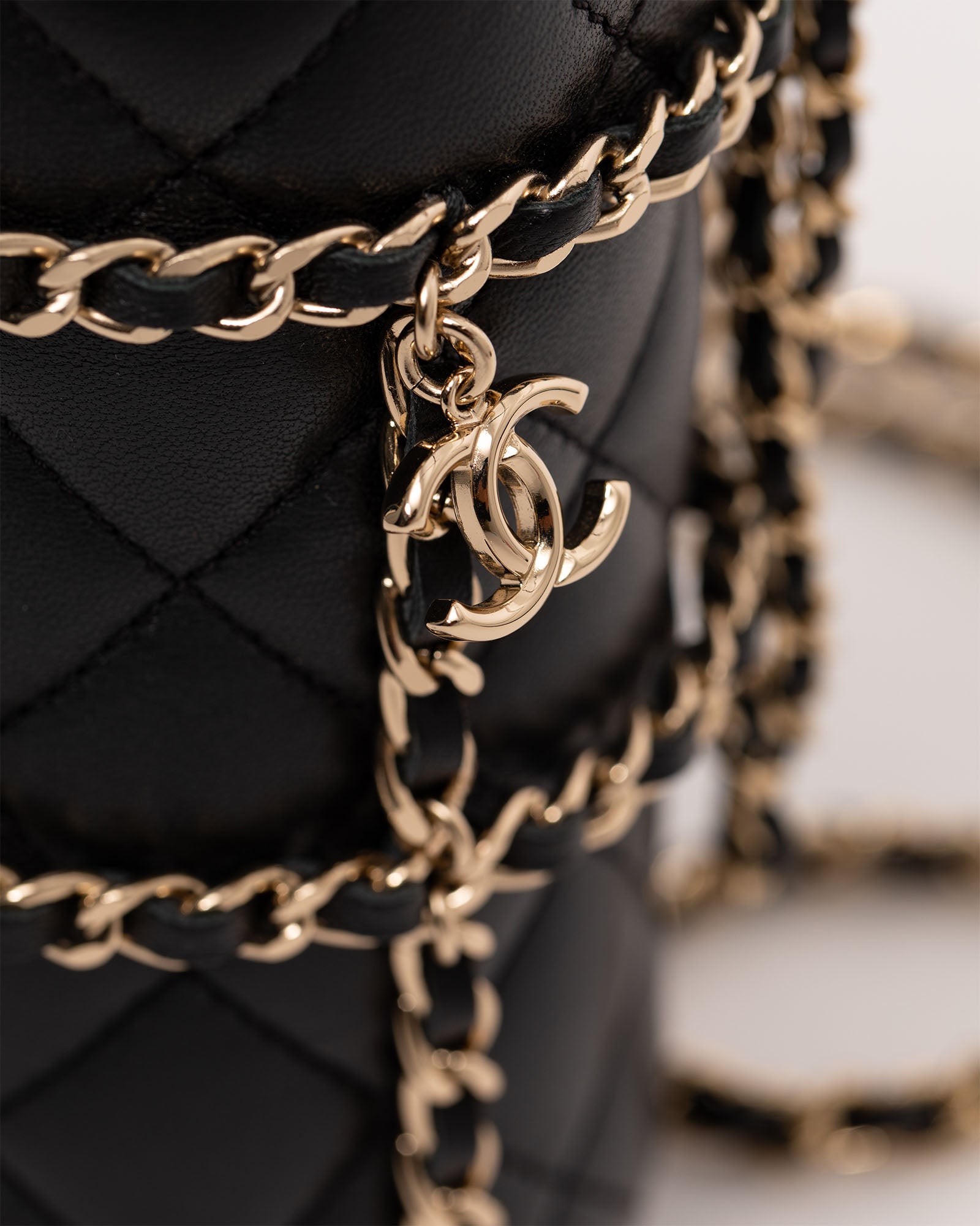 CHANEL Sac Gourde en Métal Doré et Etui Cuir d'Agneau Noir Matelassé