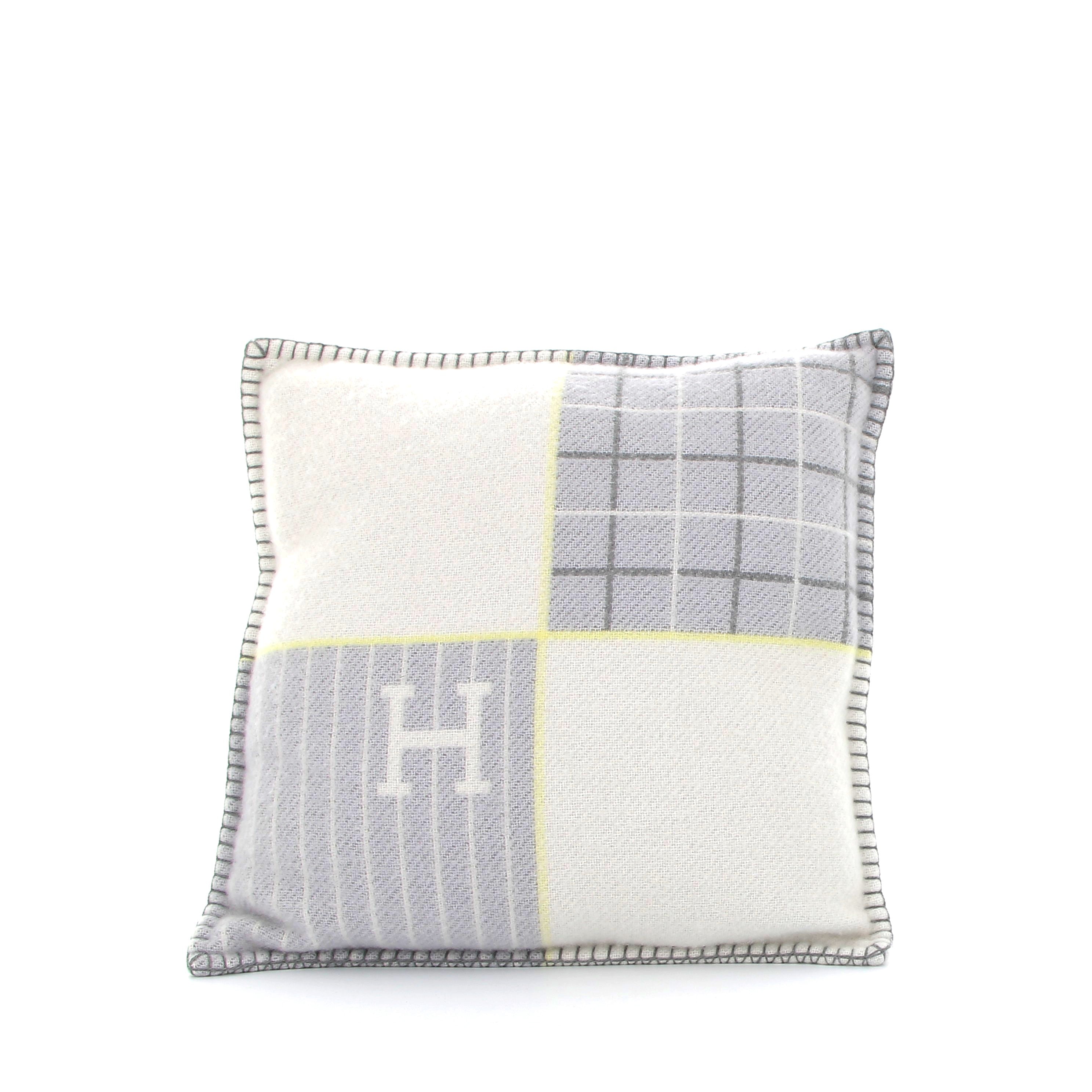 HERMÈS Coussin Avalon Cabriole Gris Perle Laine et Cachemire