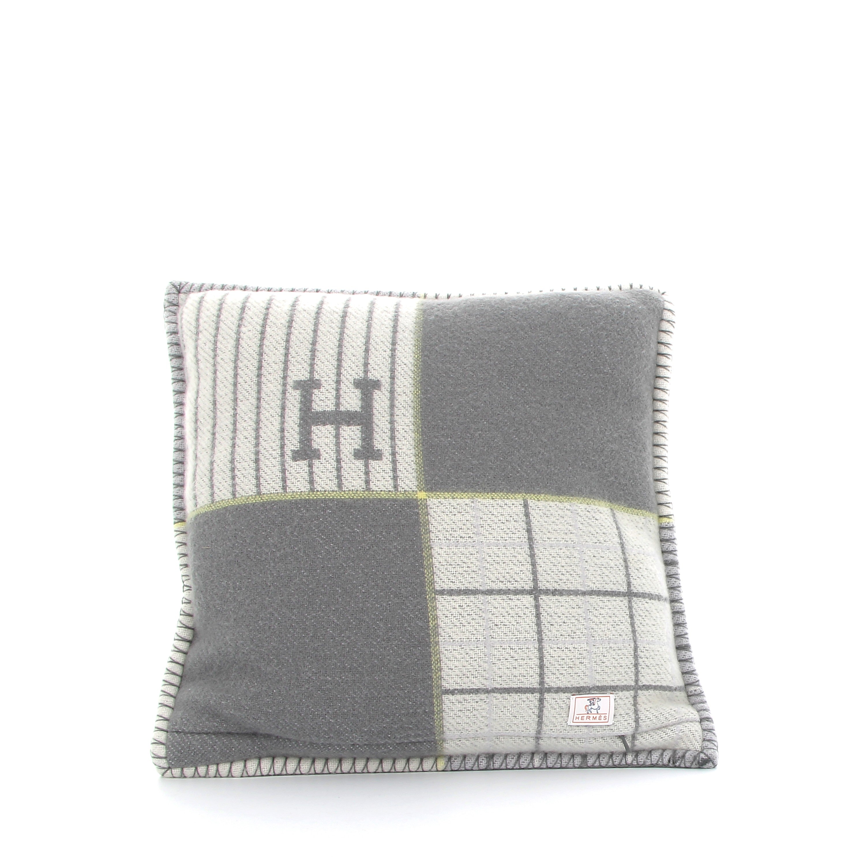 HERMÈS Coussin Avalon Cabriole Gris Perle Laine et Cachemire