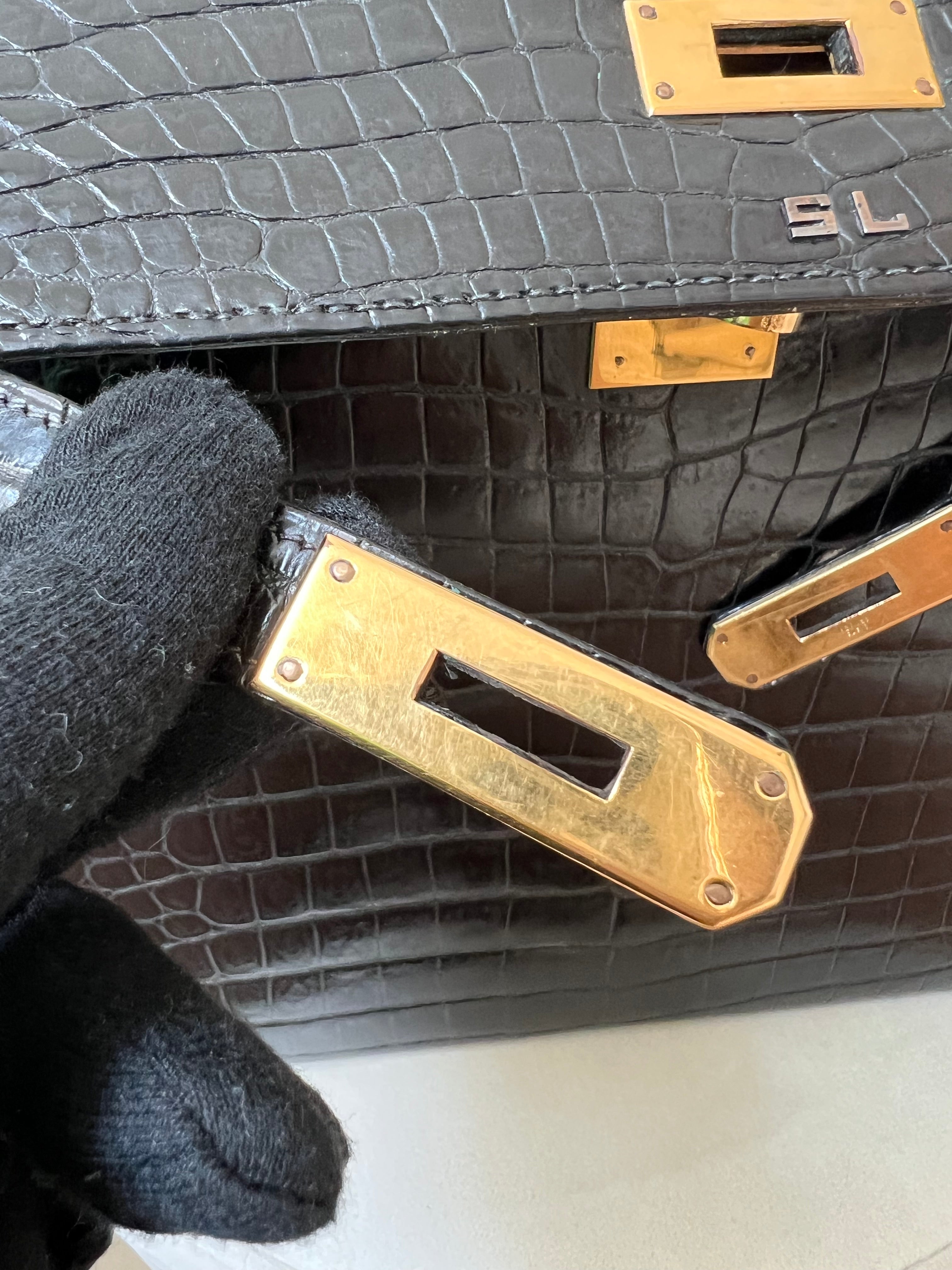 HERMÈS KELLY 32 CROCODILE NOIR VINTAGE FINITION OR JAUNE
