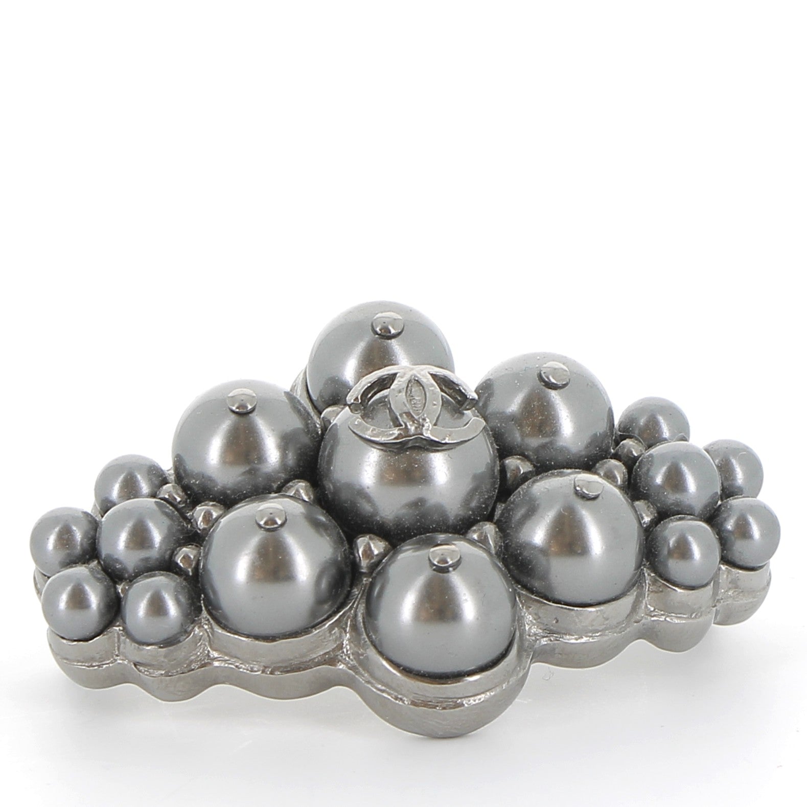 CHANEL Broche en Perles et Métal