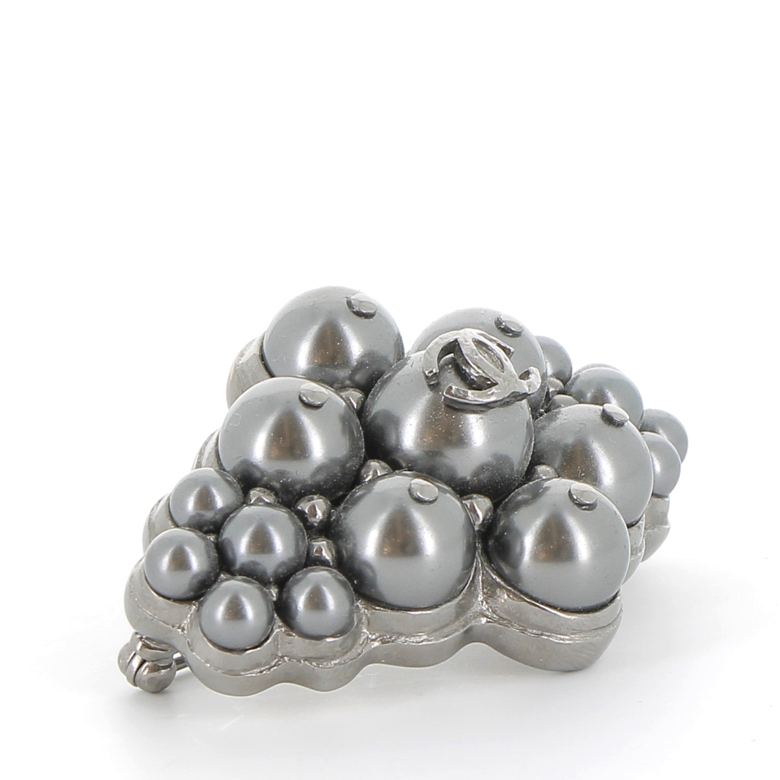 CHANEL Broche en Perles et Métal