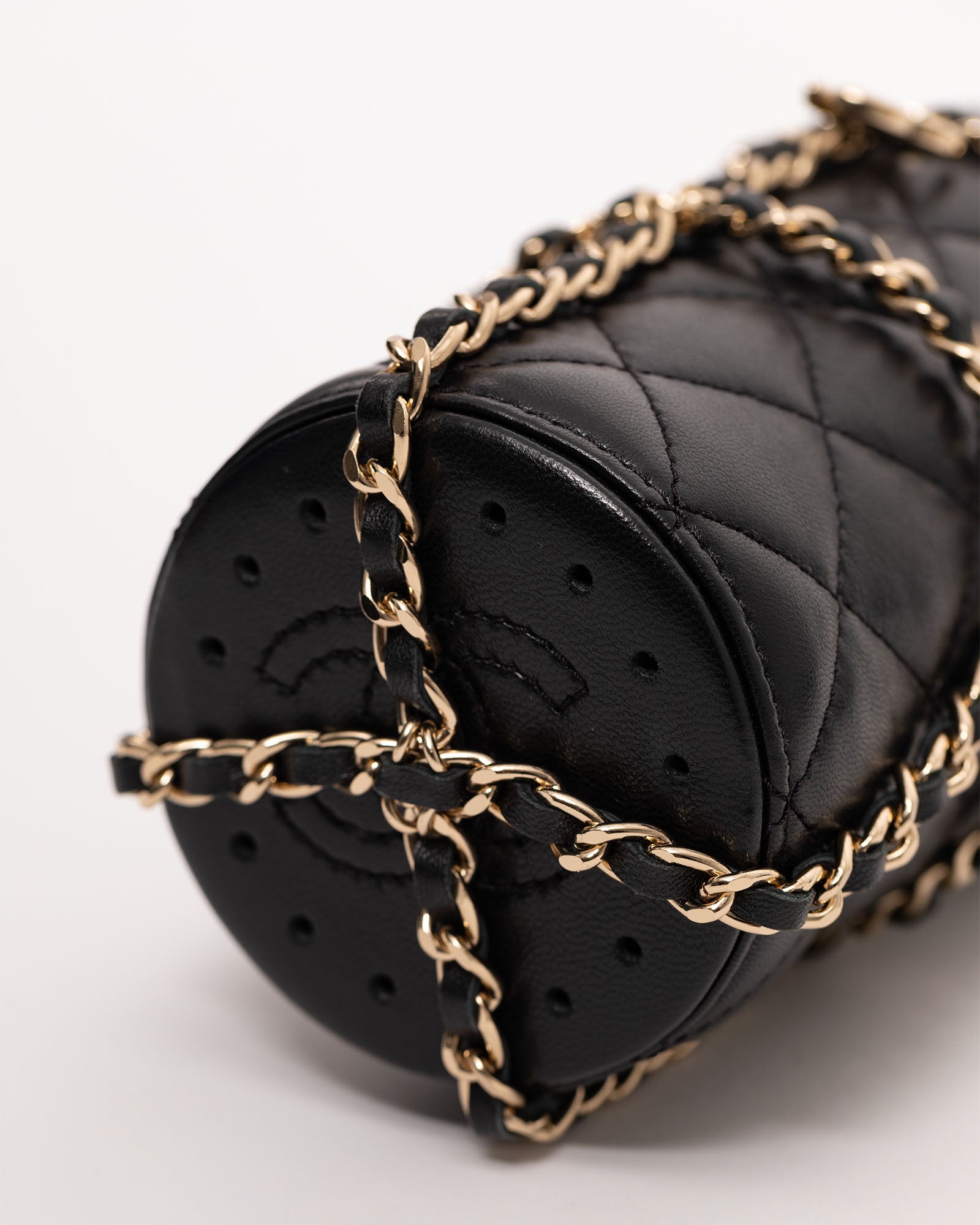 CHANEL Sac Gourde en Métal Doré et Etui Cuir d'Agneau Noir Matelassé