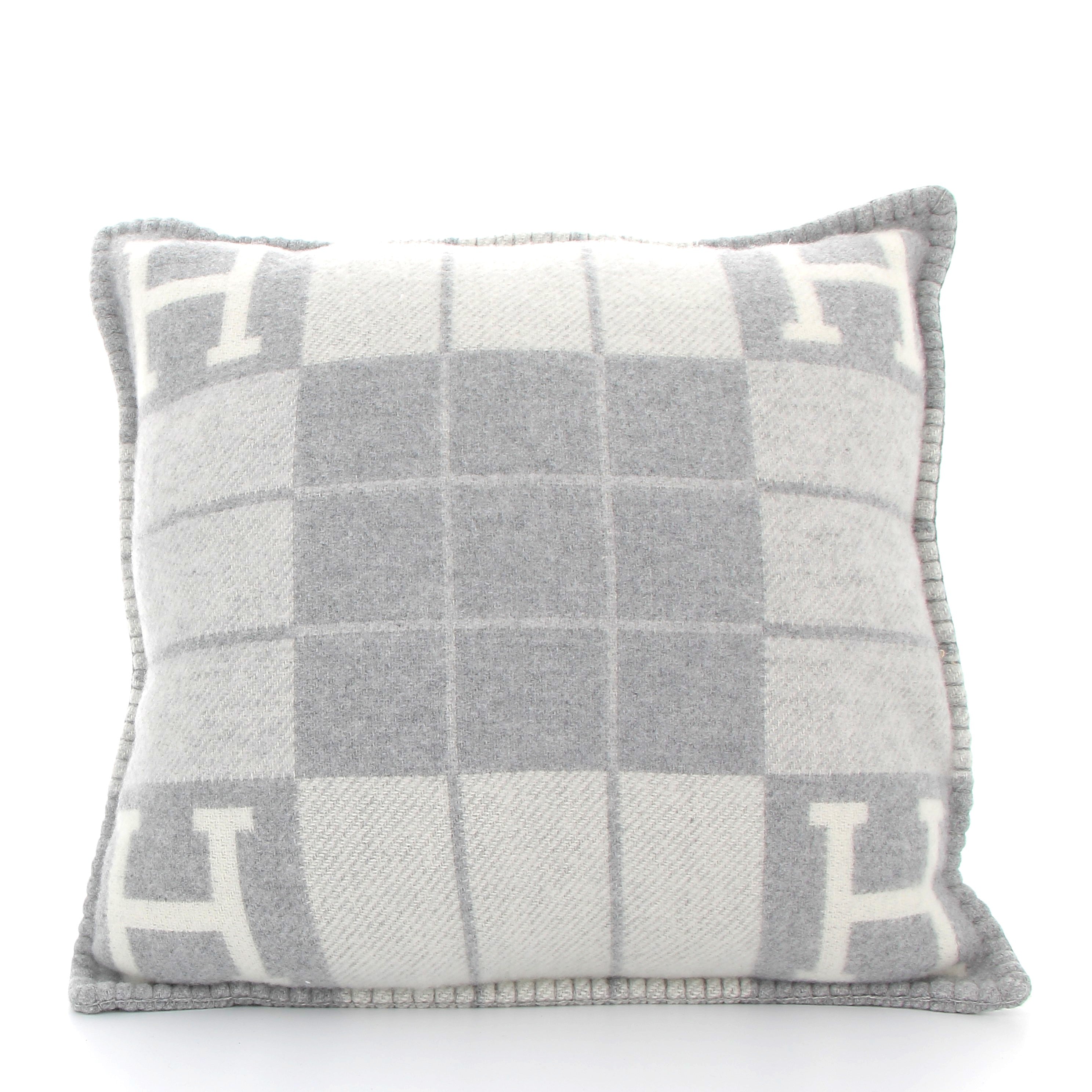 HERMES Coussin Avalon III Ecru / Gris Clair Petit Modèle