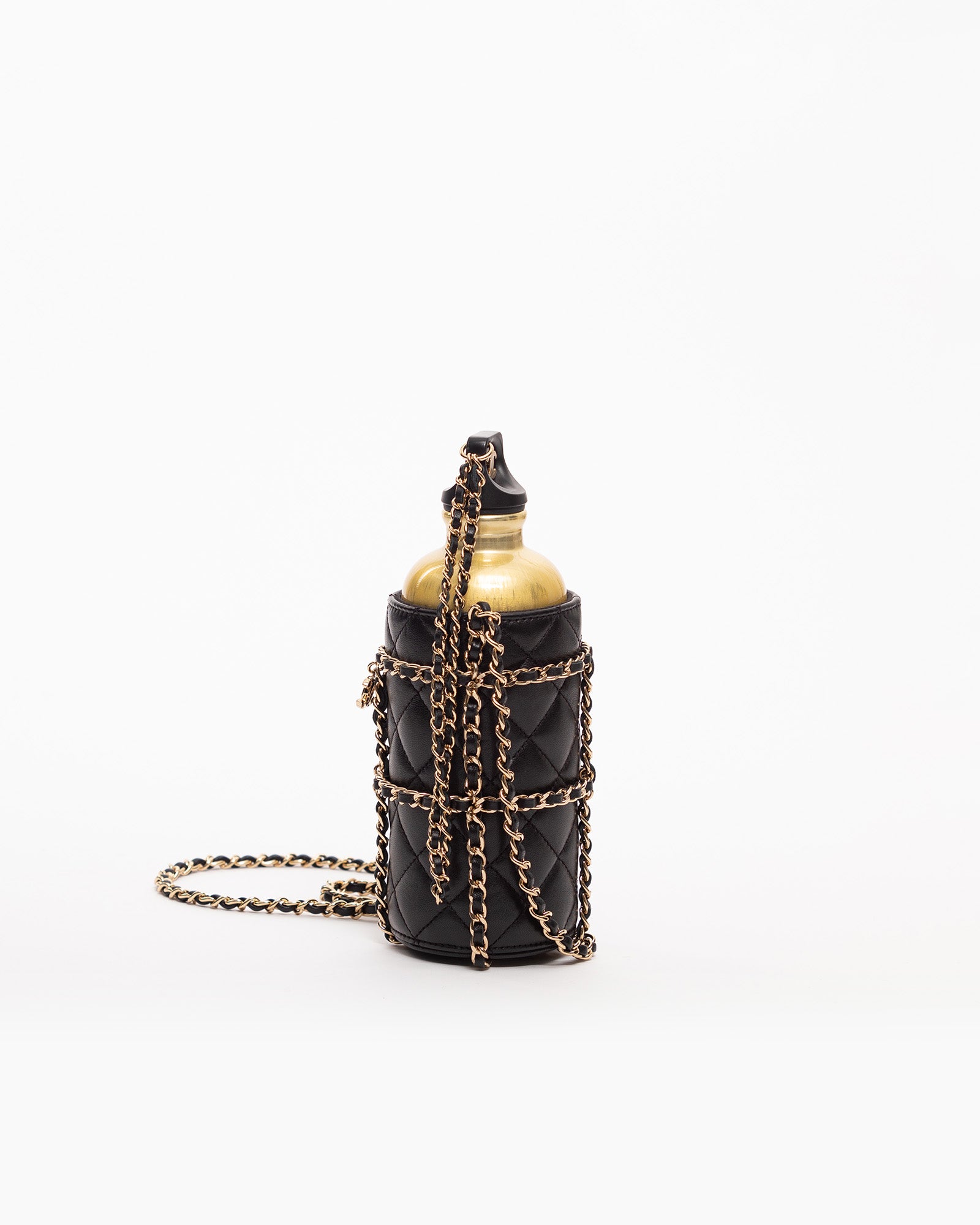 CHANEL Sac Gourde en Métal Doré et Etui Cuir d'Agneau Noir Matelassé