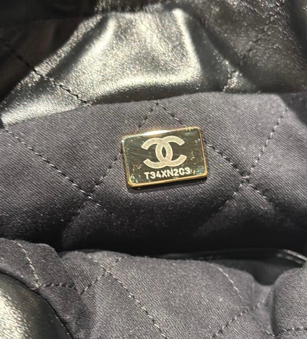 CHANEL Chanel 22 Mini Handbag Noir Finition Dorée
